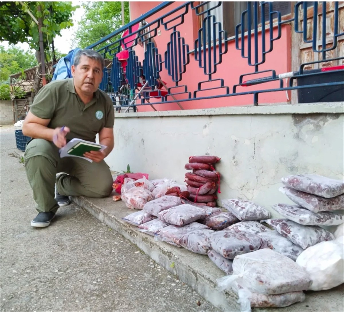 Antalya'da buzdolabında avlanması yasak yaban keçisi ve kızıl geyik eti ele geçirilen kişiye 379...