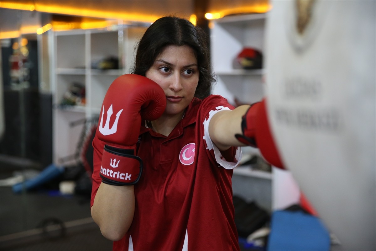 Antalya'da düzenlenen Gençler ve Büyükler Türkiye Kick Boks Şampiyonası'nda kendi kategorilerinde...