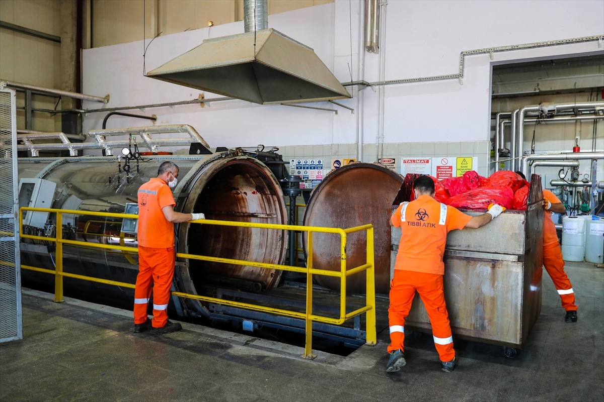 Antalya'da evlerden toplanan atıklar geri dönüşüm tesisinde bertaraf edilerek elektrik enerjisine...