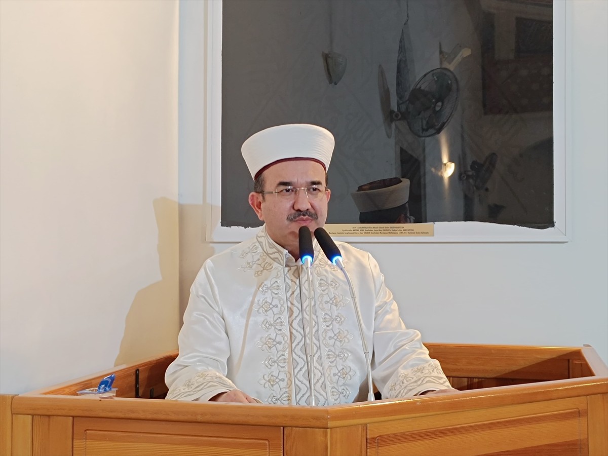 Antalya'da ramazanın ilk teravih namazı eda edildi. Kent merkezindeki tarihi Muratpaşa Camisi'nde...