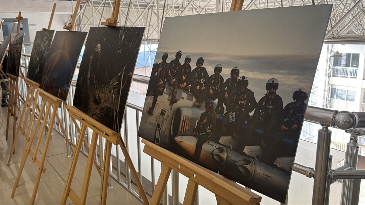 Antalya'da Rusya-Ukrayna Savaşı'nın 3. yıl dönümü dolayısıyla belgesel gösterimi ve fotoğraf...