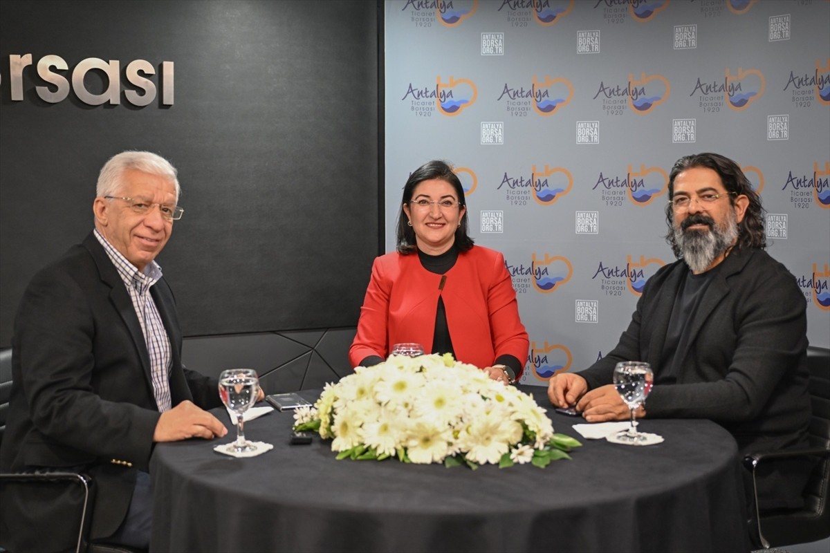 Antalya'dan Sevgililer Günü dolayısıyla 30 ülkeye 75 milyon dal çiçek gönderildiği bildirildi....