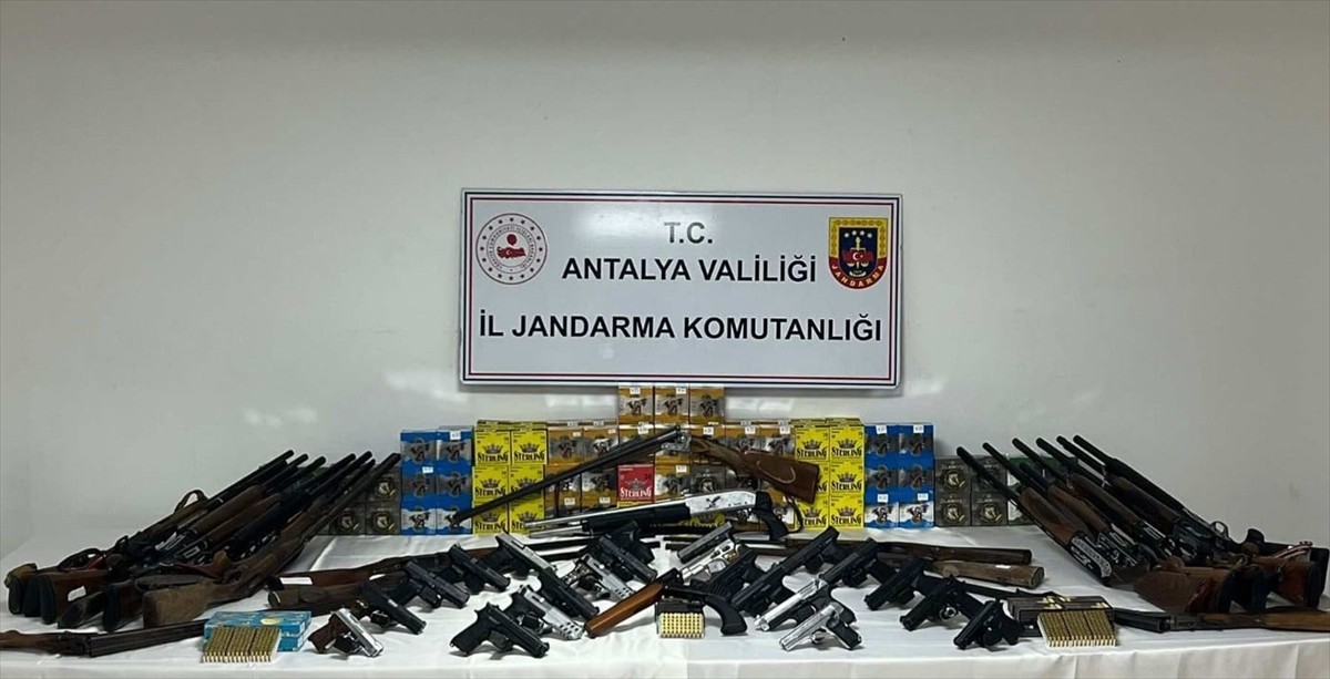 Antalya'nın Aksu ilçesinde düzenlenen ruhsatsız silah operasyonunda 22 kişi gözaltına alındı....