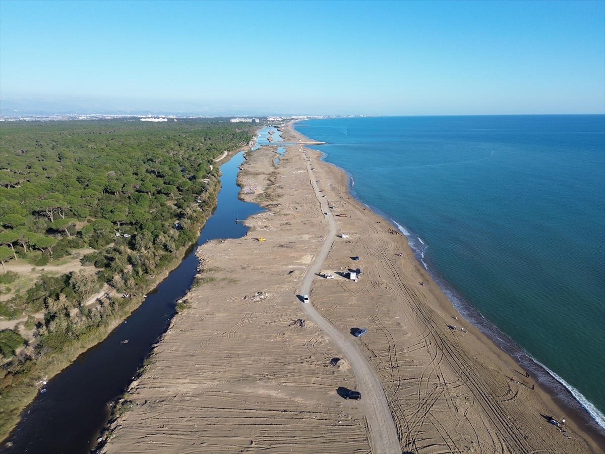 Antalya'nın Aksu ilçesinde yaz aylarında tatil için kurulan çardakların yıkılmasının ardından...