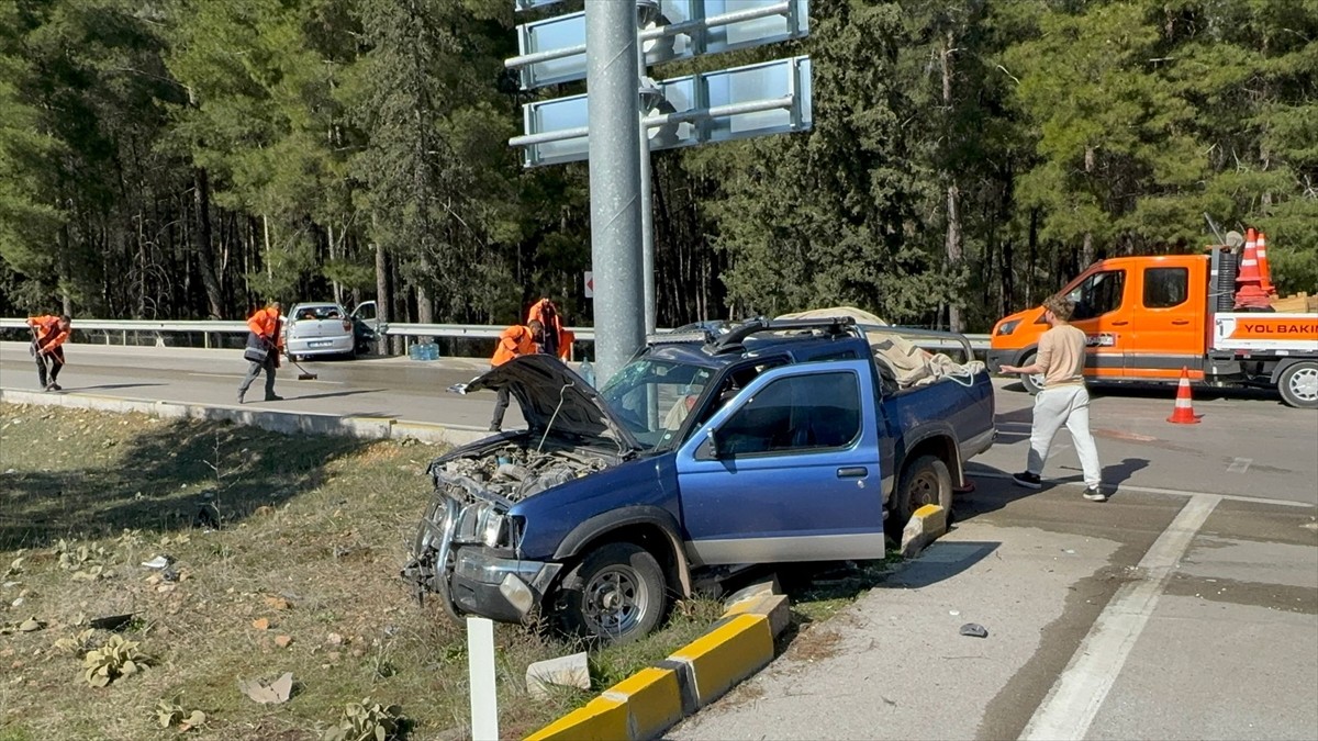 Antalya'nın Döşemealtı ilçesinde, pikap ile otomobilin çarpışması sonucu 3 kişi...