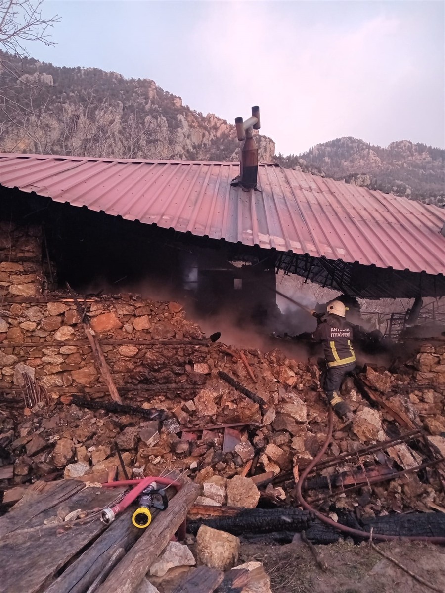 Antalya'nın Gündoğmuş ilçesinde müstakil evde çıkan yangın söndürüldü.