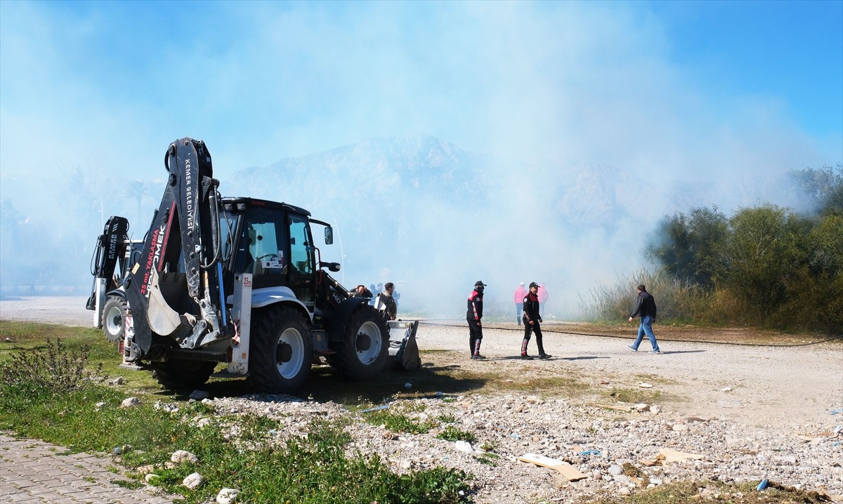 Antalya'nın Kemer ilçesinde ormanlık ve sazlık alanda çıkan yangın söndürüldü. Yangına, Antalya...