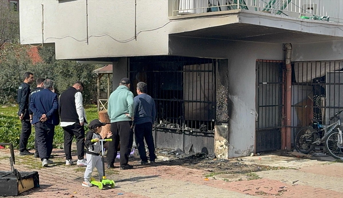 Antalya'nın Kepez ilçesinde bir dükkanda belirlenemeyen nedenle çıkan yangın itfaiye ekiplerince...