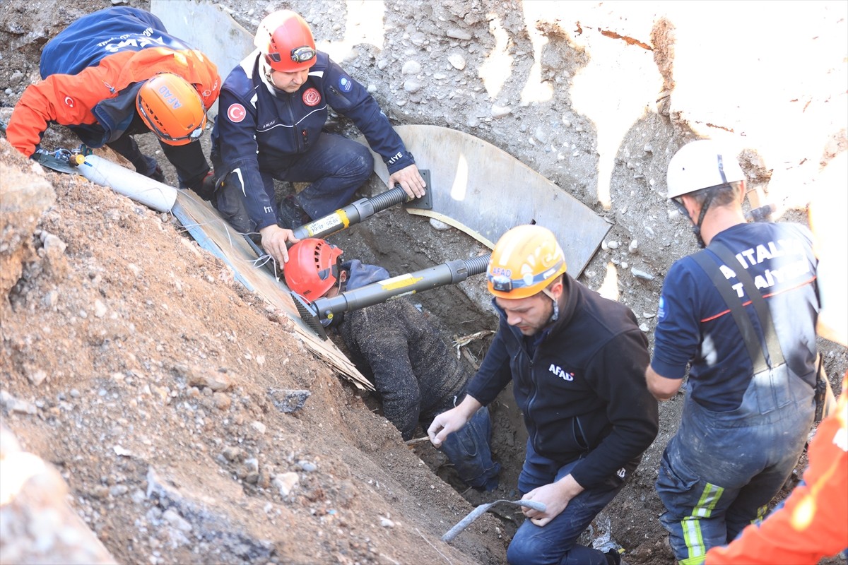 Antalya'nın Konyaaltı ilçesinde kanalizasyon çalışması sırasında göçük altında kalan işçi...