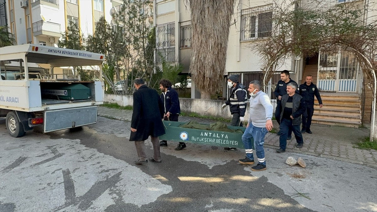 Antalya'nın Muratpaşa ilçesindeki bir apartmanın girişindeki depoda çıkan yangında bir kişi...