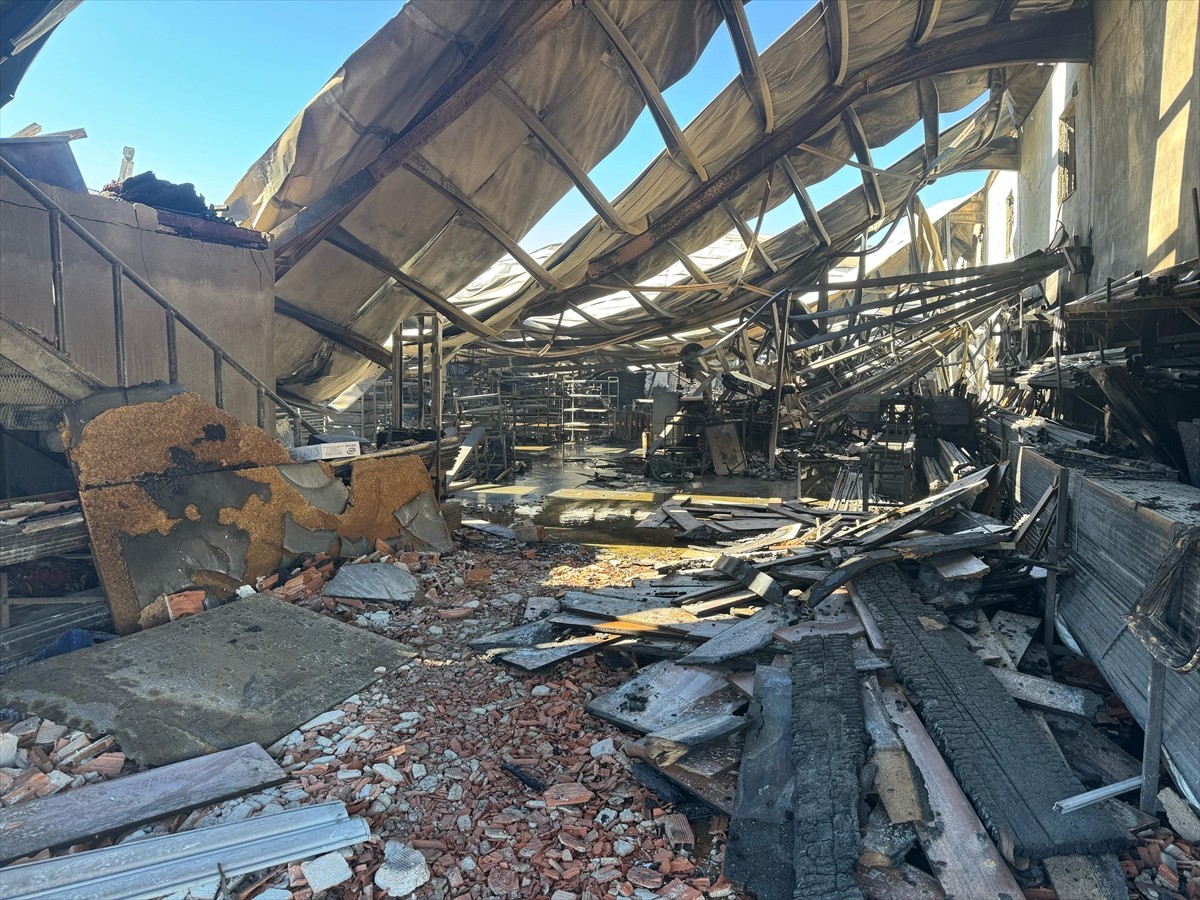 Antalya'nın Muratpaşa ilçesindeki bir atölye ve yakınındaki depo yandı. Olay yerine itfaiye...