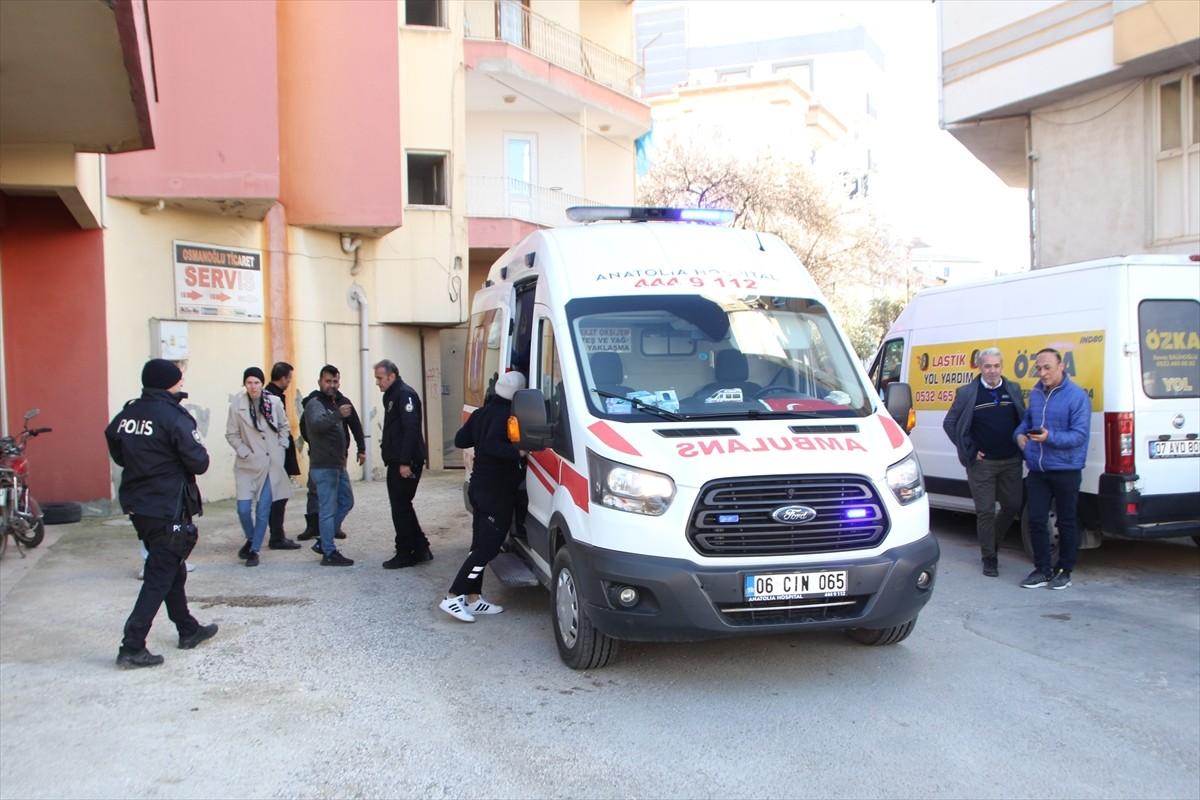 Antalya'nın Serik ilçesinde, Akçaalan Mahallesi 4227 Sokak'ta bulunan 4 katlı apartmanın son...