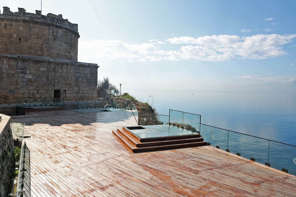 Antalya'nın simgelerinden tarihi Hıdırlık Kulesi'nde sürdürülen arkeolojik kazı çalışmalarında...