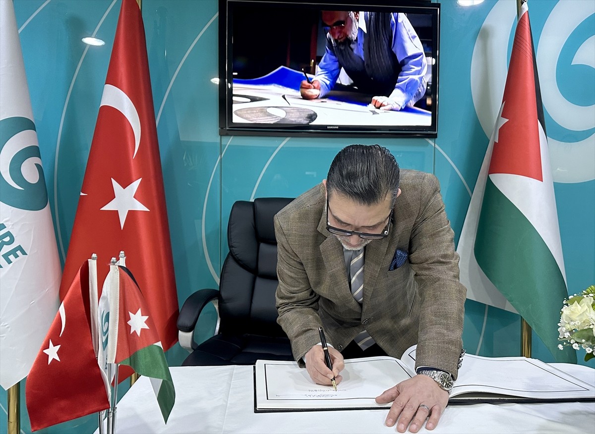 Arap dünyasında "Hattatların Reisi" kabul edilen ve dünyanın birçok camisinde imzası bulunan...