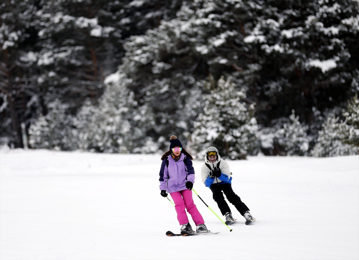 Ardahan'da kar kalınlığının yeterli seviyeye ulaşmasıyla sezonu açan Yalnızçam Kayak Merkezi...