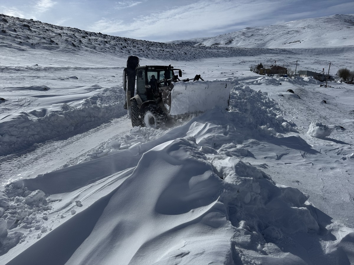 Ardahan'da ulaşıma kapalı bulunan köy yollarında karla mücadele çalışmalarına başlandı.