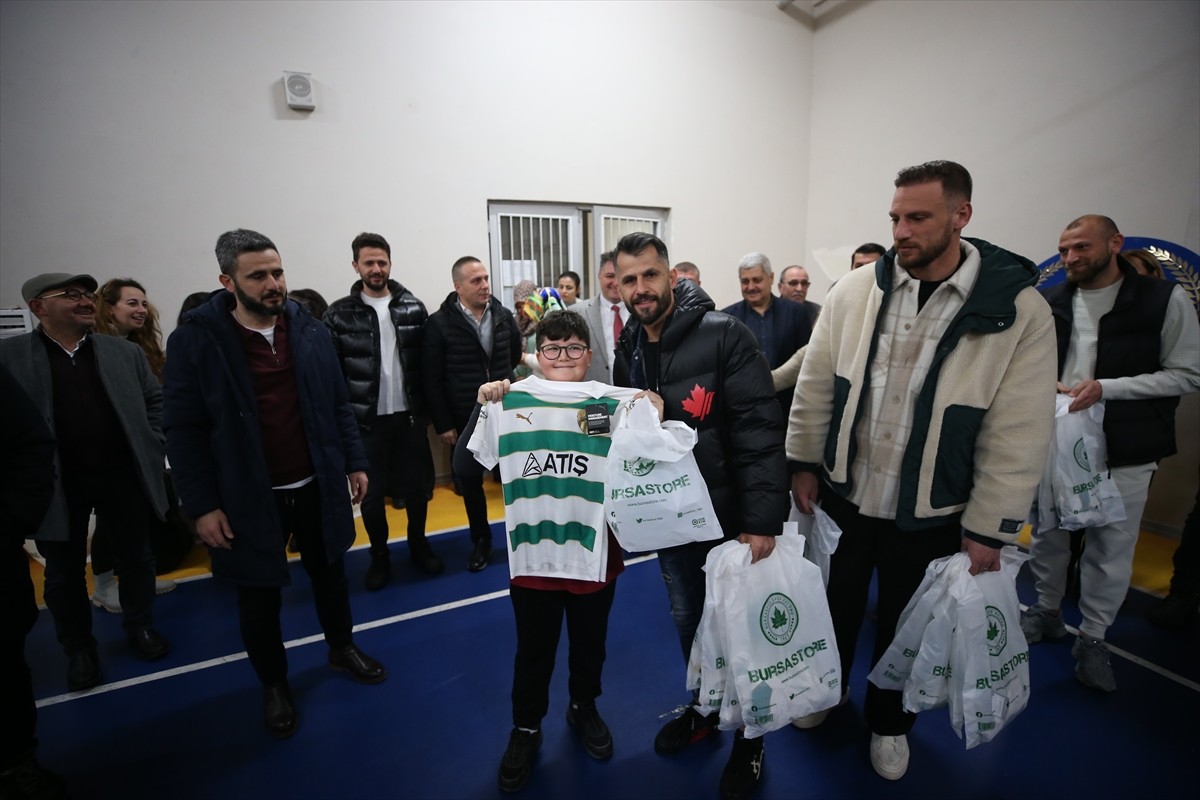 Arnavut İş İnsanları Derneğinin (ARNİAD) Bursaspor sevgisini çocuklara aşılamak amacıyla...