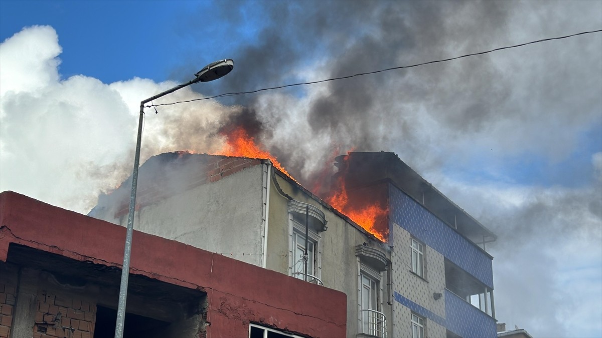 Arnavutköy'de 3 katlı binanın çatısında çıkan yangın söndürüldü.
