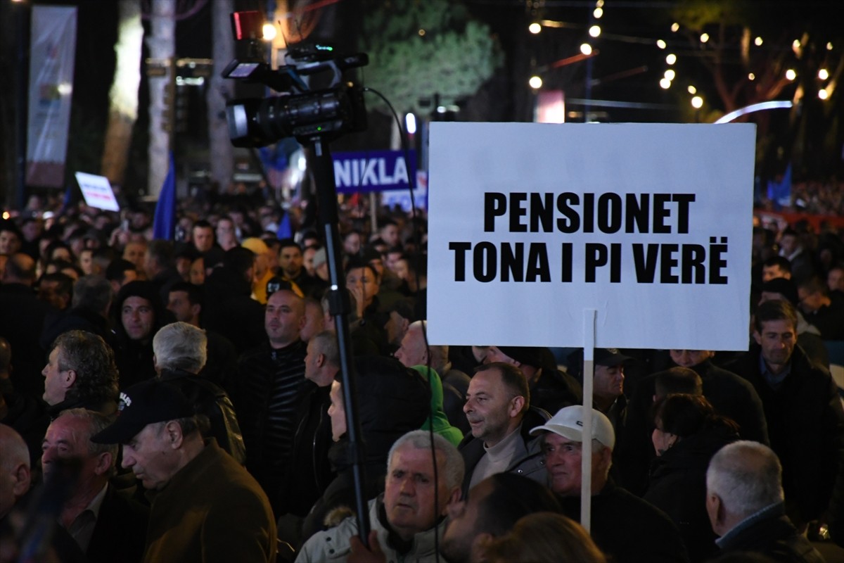 Arnavutluk'ta hükümet, ana muhalefetteki Demokratik Partinin (PD) çağrısıyla düzenlenen gösteride...
