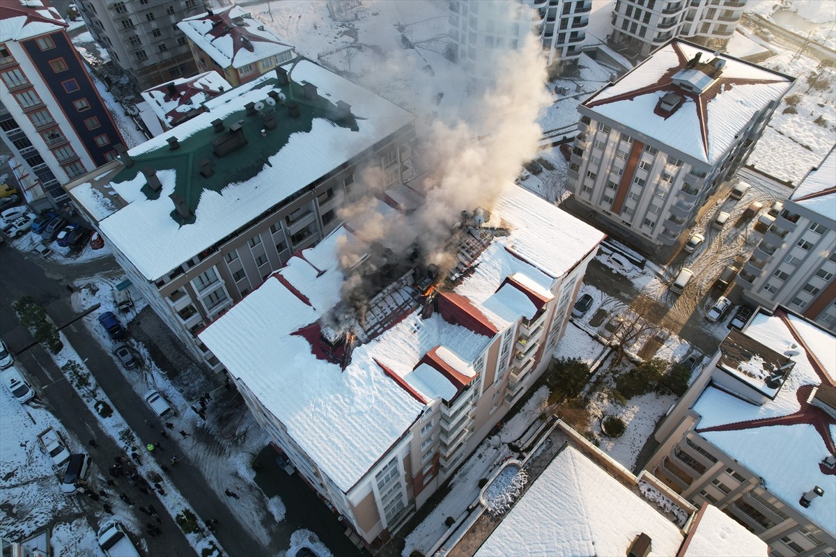 Artvin'in Arhavi ilçesinde 5 katlı binanın çatısında çıkan yangın söndürüldü.