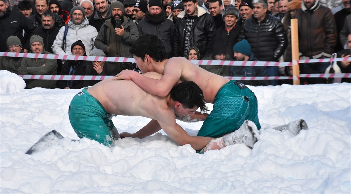 Artvin'in Şavşat ilçesine bağlı Veliköy'de bu yıl 28'incisi düzenlenen "Kar Üstü Karakucak...