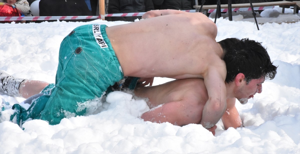 Artvin'in Şavşat ilçesine bağlı Veliköy'de bu yıl 28'incisi düzenlenen "Kar Üstü Karakucak...