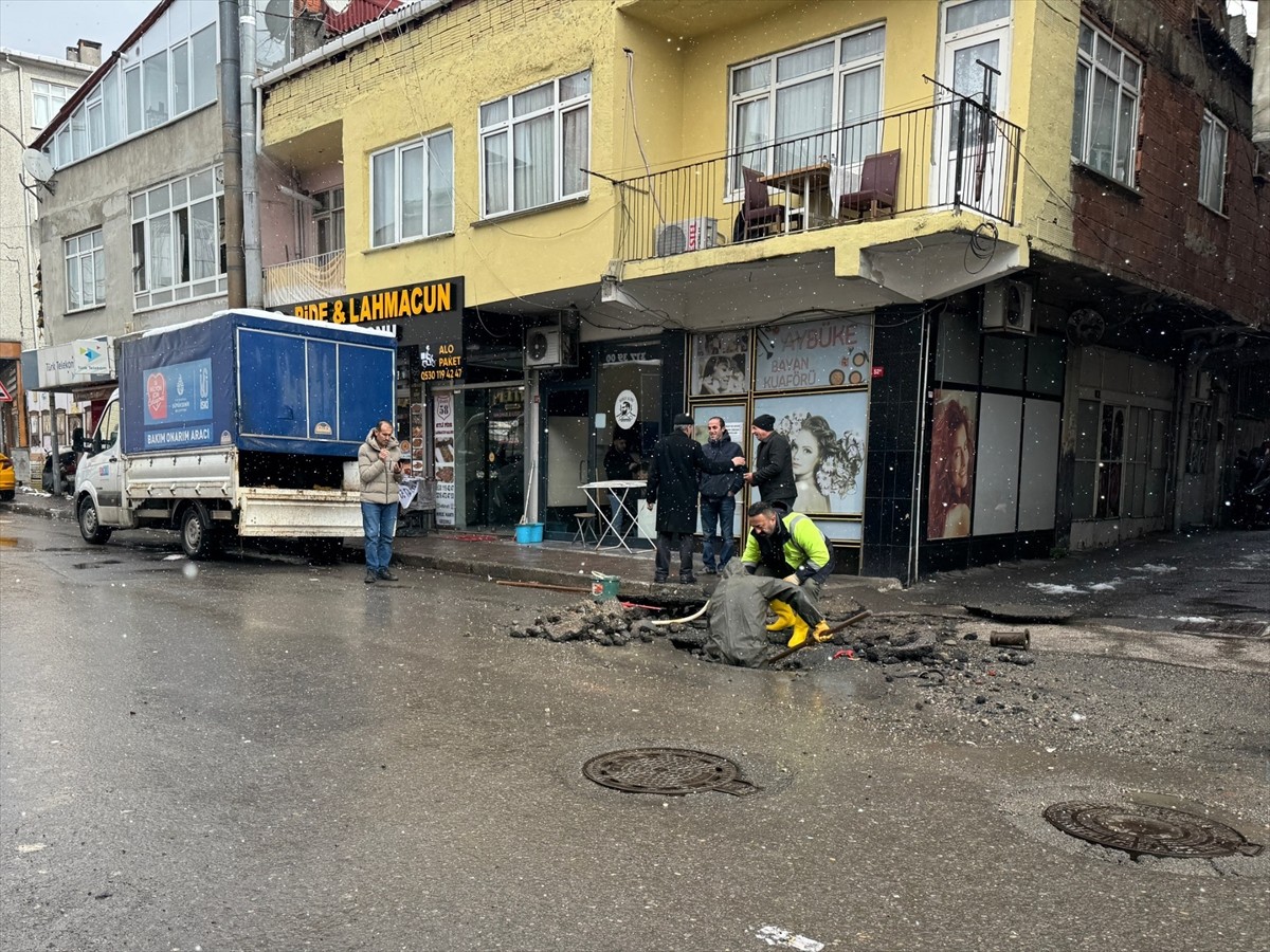 Ataşehir Yenisahra Mahallesi Fatih Caddesi'nde İstanbul Su ve Kanalizasyon İdaresine (İSKİ) ait...
