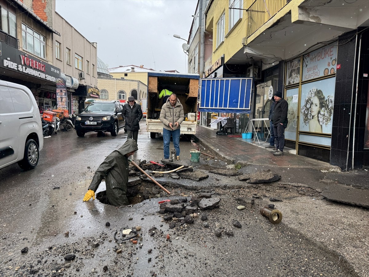 Ataşehir Yenisahra Mahallesi Fatih Caddesi'nde İstanbul Su ve Kanalizasyon İdaresine (İSKİ) ait...