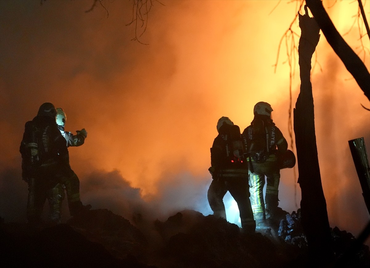 Avcılar'da plastik geri dönüşüm tesisinde çıkan yangın itfaiye ekiplerince kontrol altına...