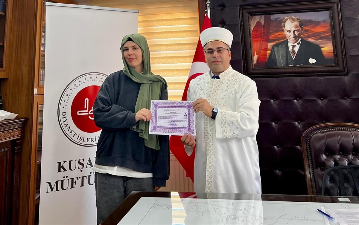 Aydın'ın Kuşadası ilçesinde, Alman uyruklu Tabea Asena Wohlrab İslamiyet'i seçti. Kuşadası...