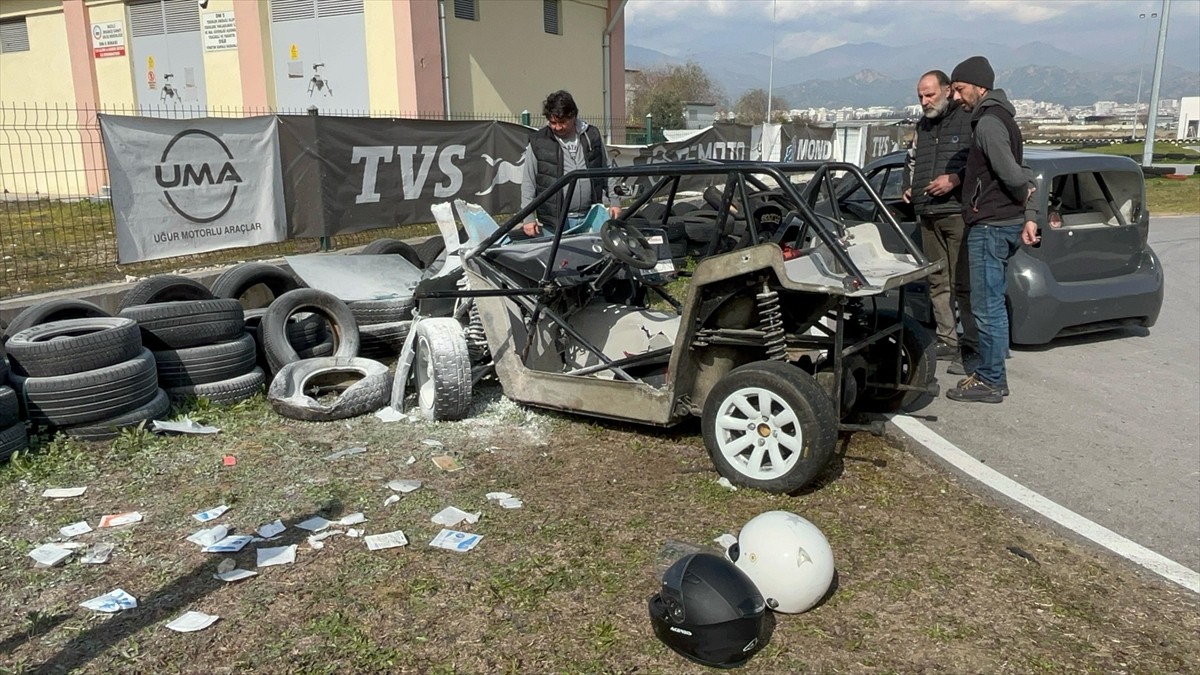 Aydın'ın Nazilli ilçesinde go-kart pistinde geçirdiği kazada yaralanan rallici, ambulans...