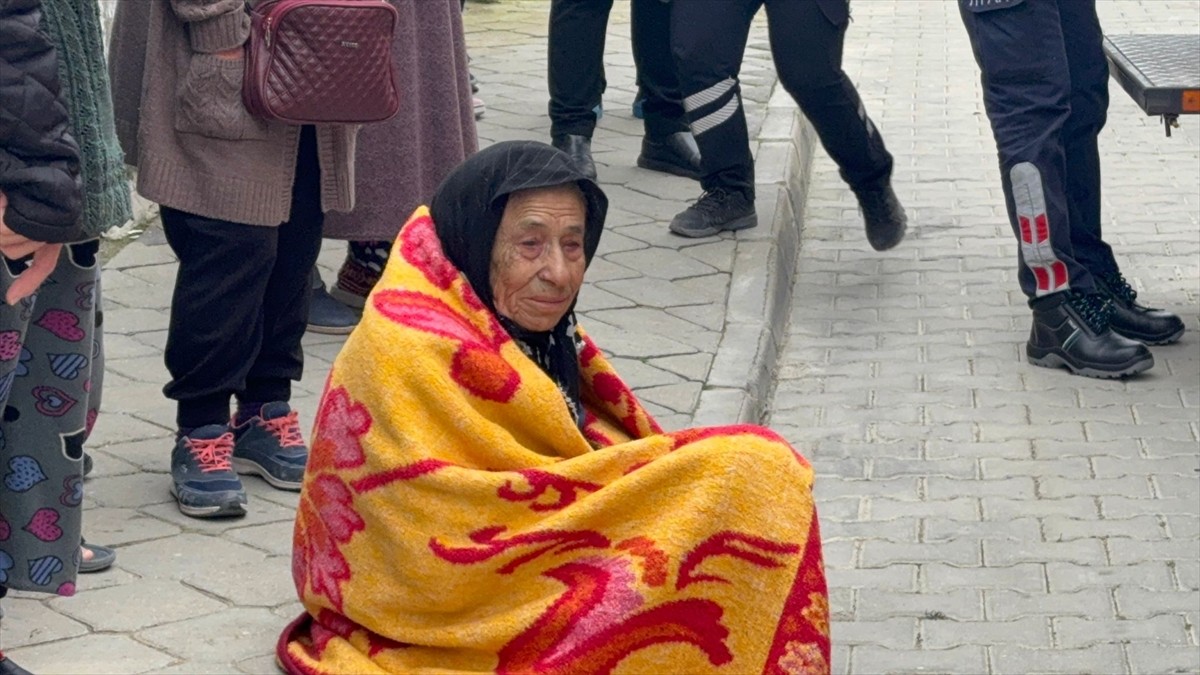 Aydın'ın Söke ilçesinde evde çıkan yangında dumandan etkilenen 86 yaşındaki kadın, hastanede...