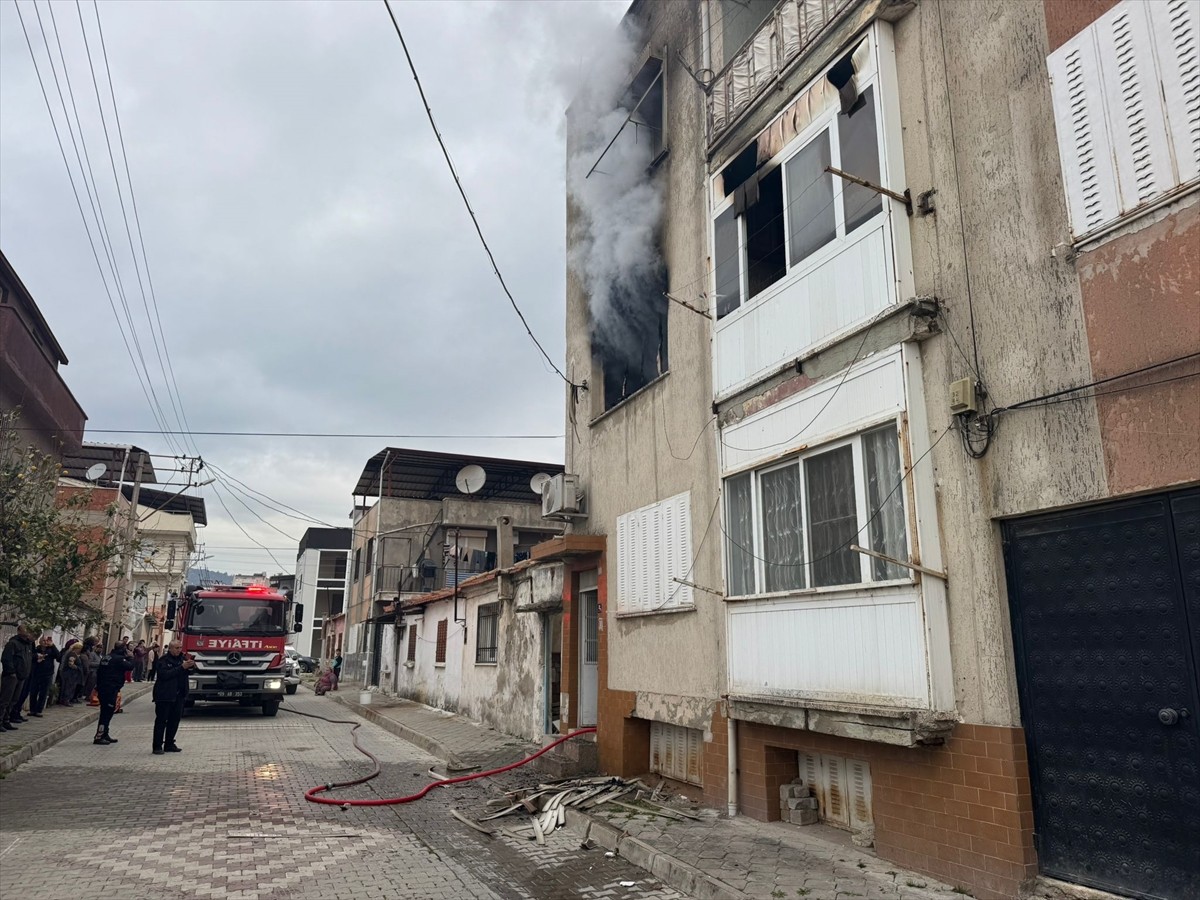 Aydın'ın Söke ilçesinde evde çıkan yangında dumandan etkilenen 86 yaşındaki kadın, hastanede...