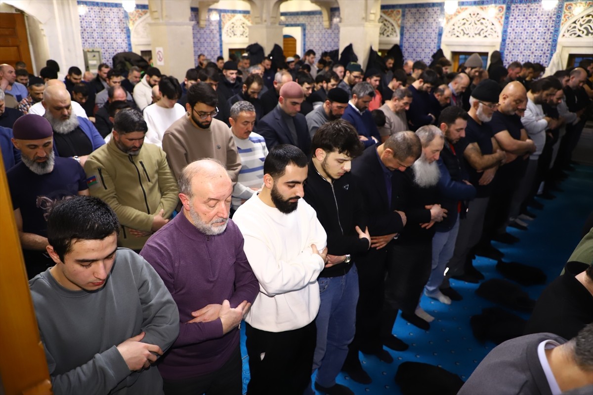 Azerbaycan'ın başkenti Bakü'de, ramazanın ilk teravih namazı kılındı. Bakü Türk Şehitliği...