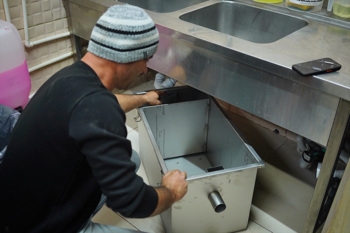 Balıkesir'in Ayvalık ilçesinde atık yağların kanalizasyon şebekesine karıştırılmaması için...