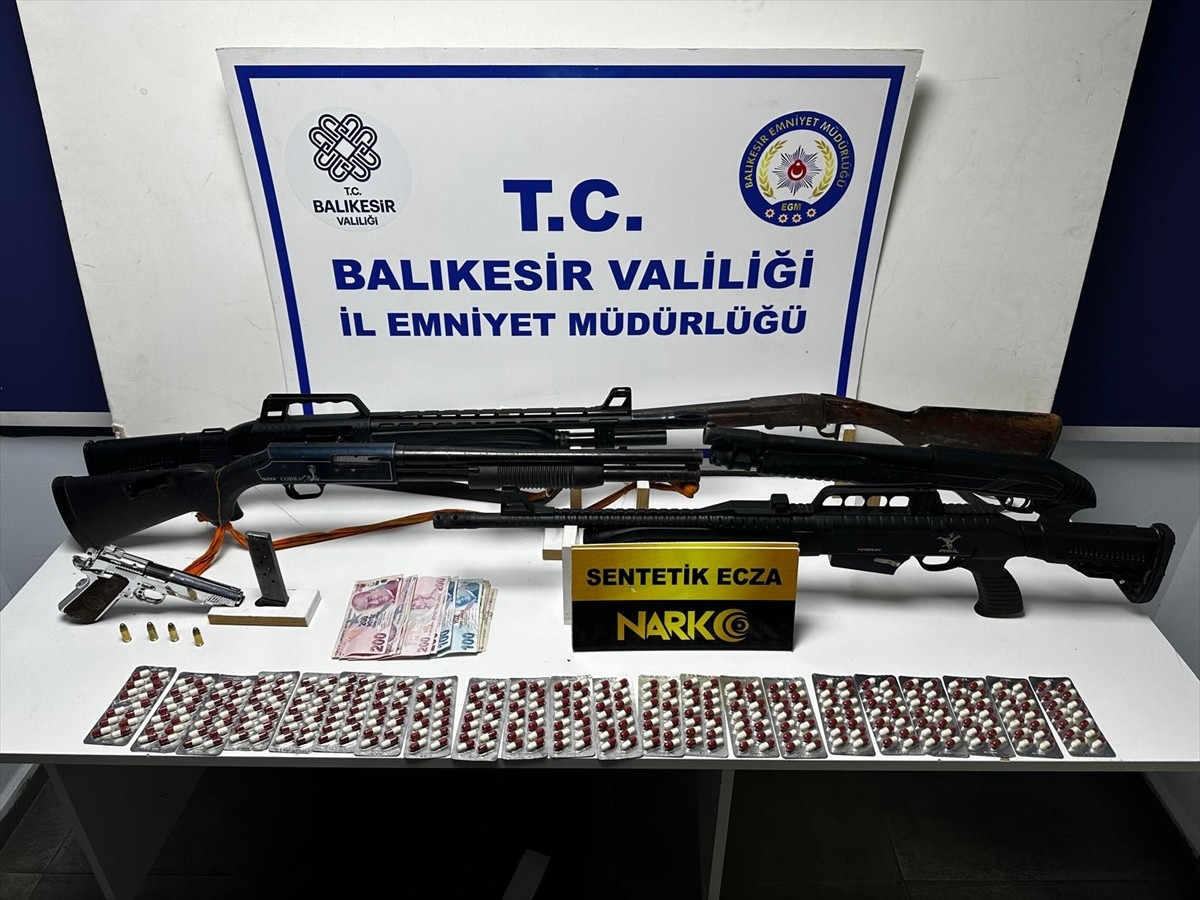 Balıkesir'in Ayvalık ilçesinde düzenlenen uyuşturucu operasyonlarında gözaltına alınan 4...