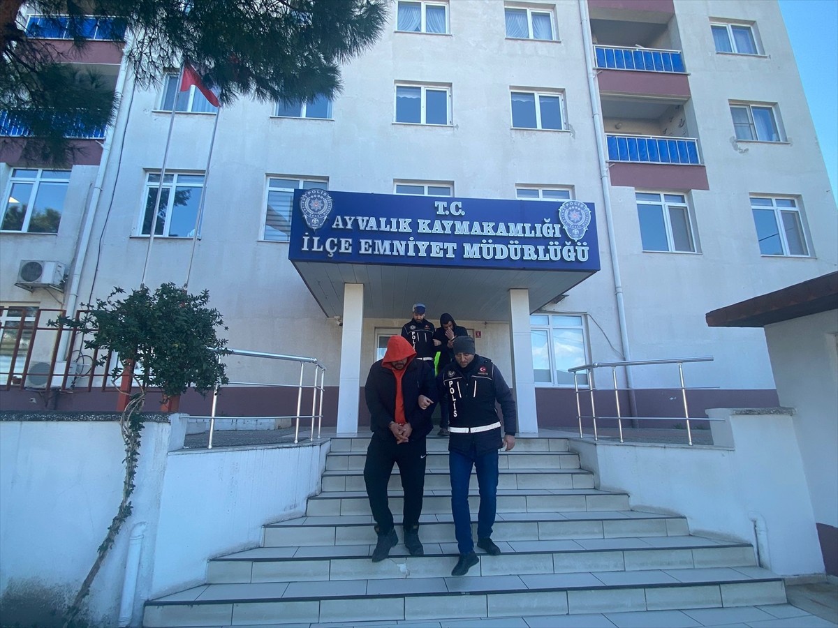 Balıkesir'in Ayvalık ilçesinde düzenlenen uyuşturucu operasyonlarında gözaltına alınan 4...