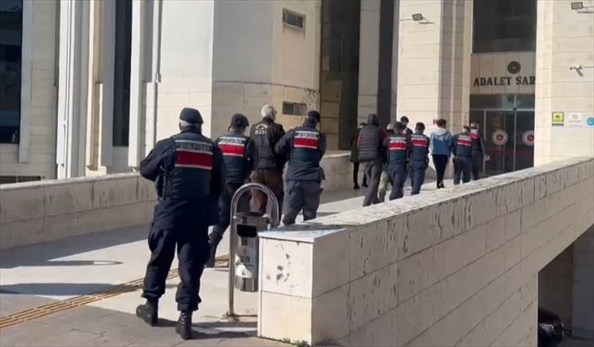  Balıkesir'in Edremit ilçesinde Afganistan uyruklu 23 düzensiz göçmeni yasa dışı yollardan yurt...