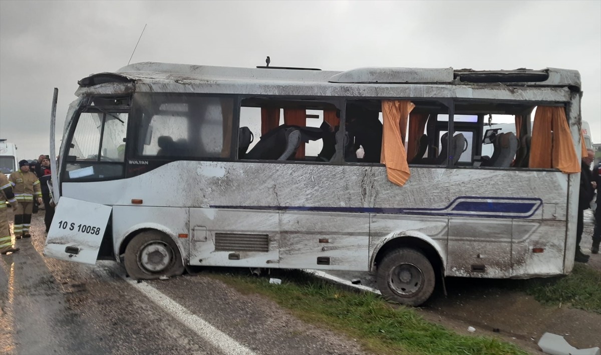  Balıkesir'in Gönen ilçesinde işçileri taşıyan servis midibüsünün devrilmesi sonucu 18 kişi...