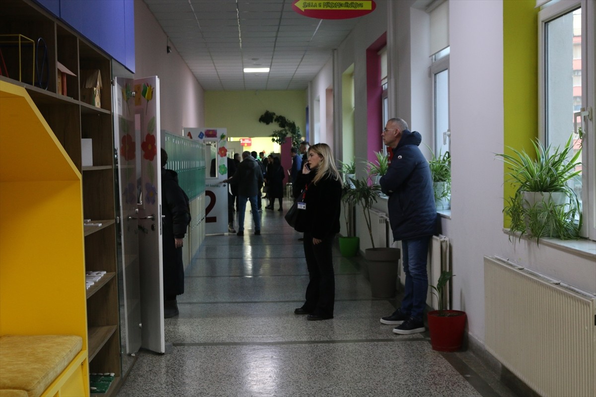 Balkan ülkesi Kosova'da halk, genel seçimde oy kullanmak için sandık başına gitti. Kosovalı...