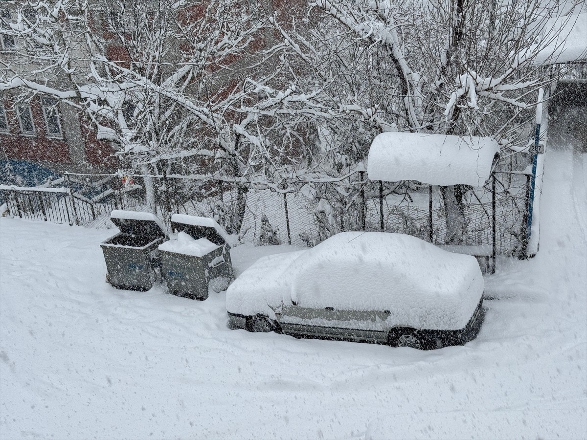 Bartın'da 3 gündür yağan kar hayatı olumsuz etkiledi. İl geneli ve şehir merkezinde araçlar kar...