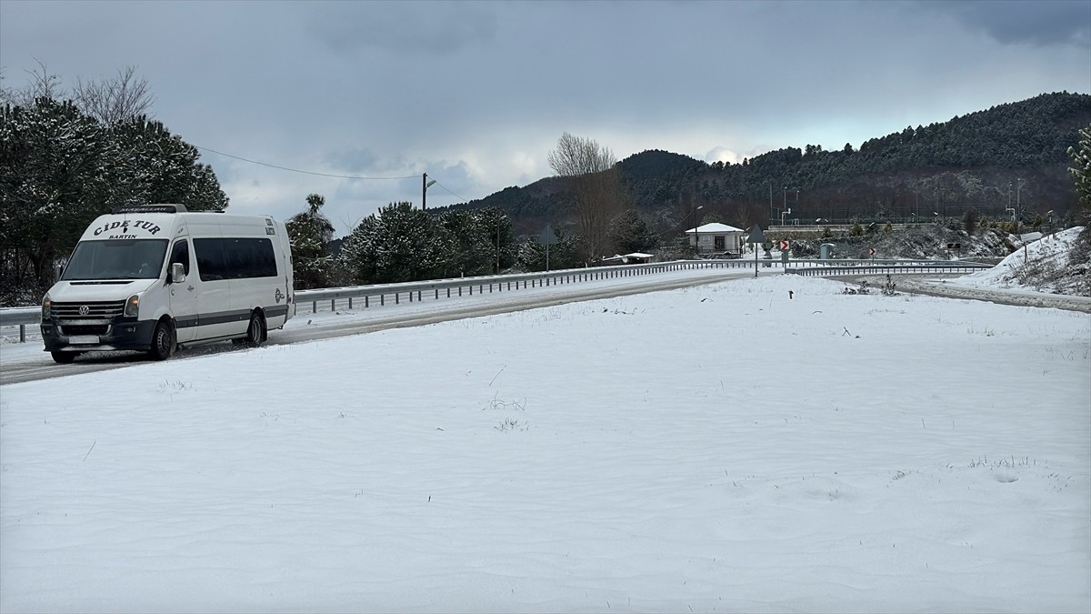 Bartın'da kar nedeniyle 28 köy yolunda ulaşım sağlanamıyor. Kar kalınlığı yüksek kesimlerde 30...