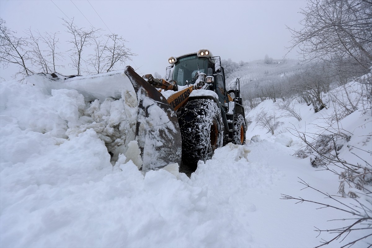 Bartın, Zonguldak ve Sakarya'da kar nedeniyle kapanan 160 yerleşim yerine ulaşım sağlanmaya...