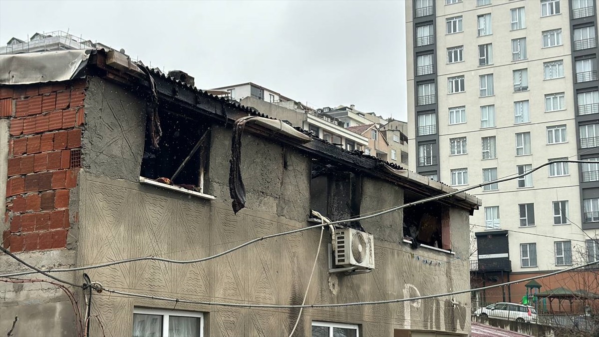 Başakşehir'de bir evde çıkan yangında 12 yaşındaki kız çocuğu yaşamını yitirdi.