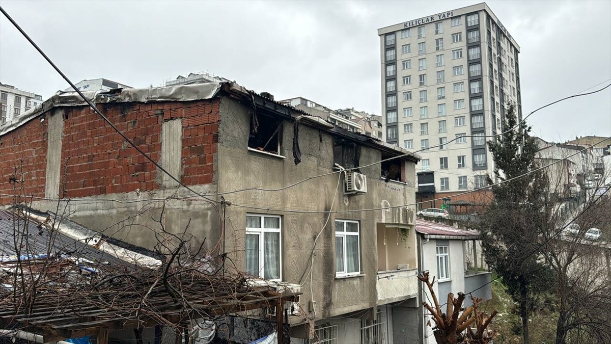 Başakşehir'de bir evde çıkan yangında 12 yaşındaki kız çocuğu yaşamını yitirdi.