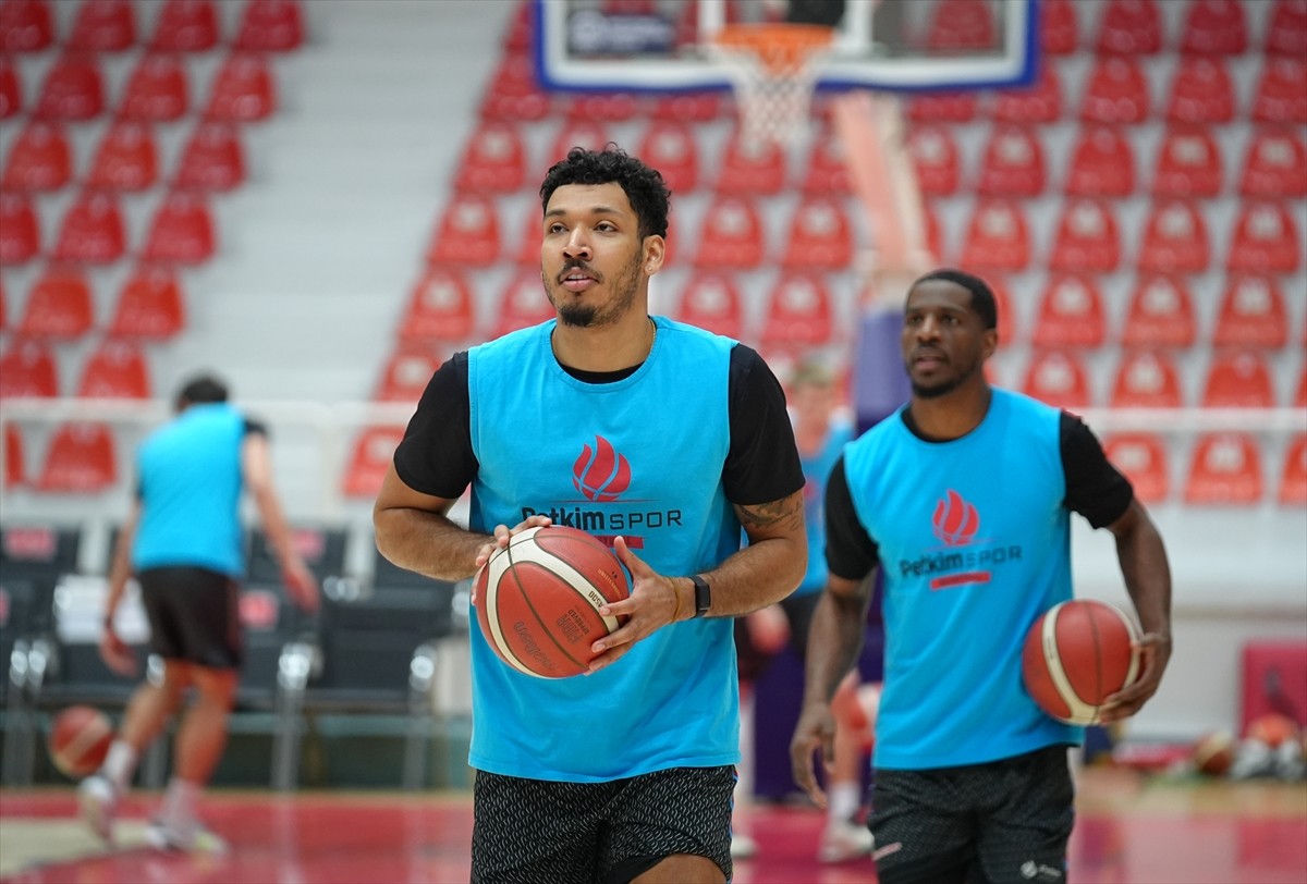 Basketbol Şampiyonlar Ligi son 16 turunda mücadele eden Aliağa Petkimspor, kalan 4 maçını kazanıp...