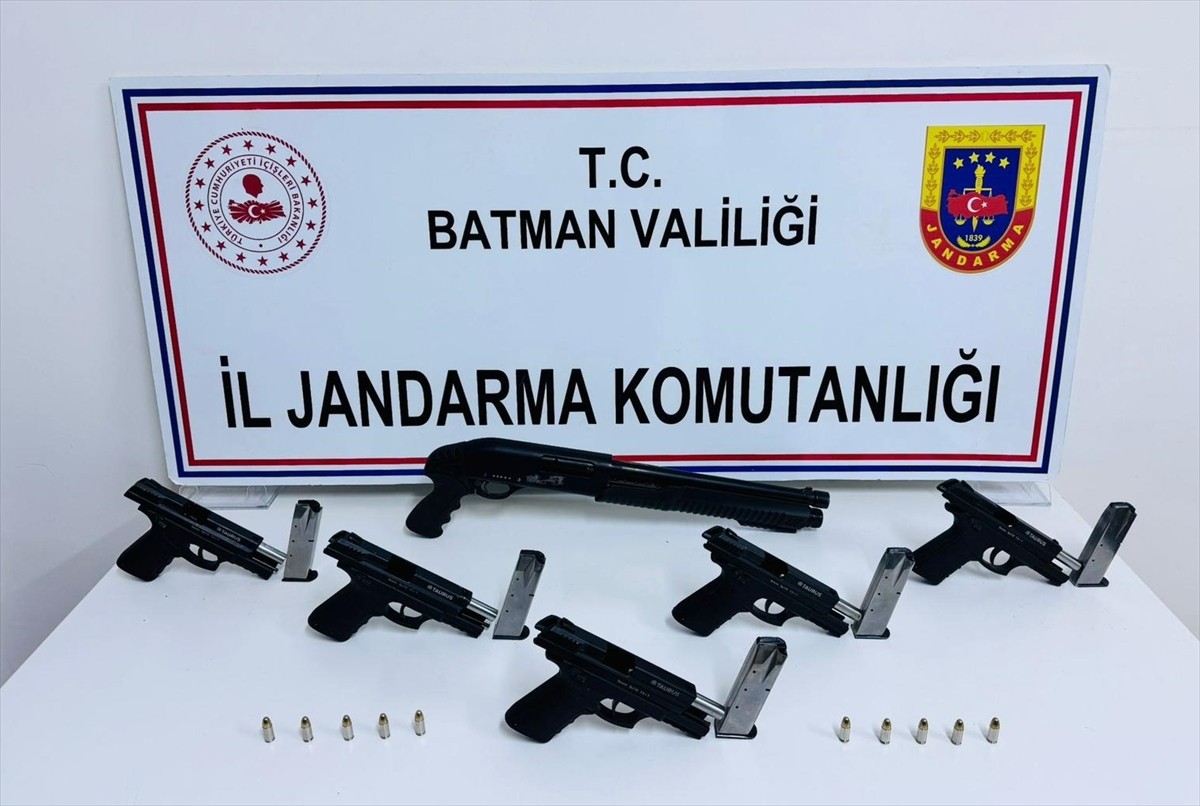 Batman'da düzenlenen silah kaçakçılığı operasyonunda gözaltına alınan zanlı tutuklandı....