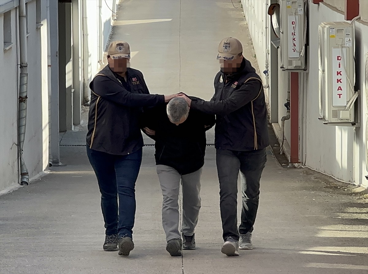 Batman’da hakkında 7,5 yıl kesinleşmiş hapis cezası olduğu için aranan FETÖ hükümlüsü Adana'da...