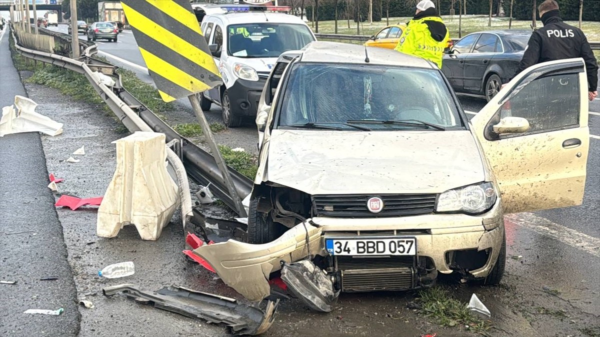Bayrampaşa'da otomobilin bariyerlere çarpması sonucu 2 kişi yaralandı. 