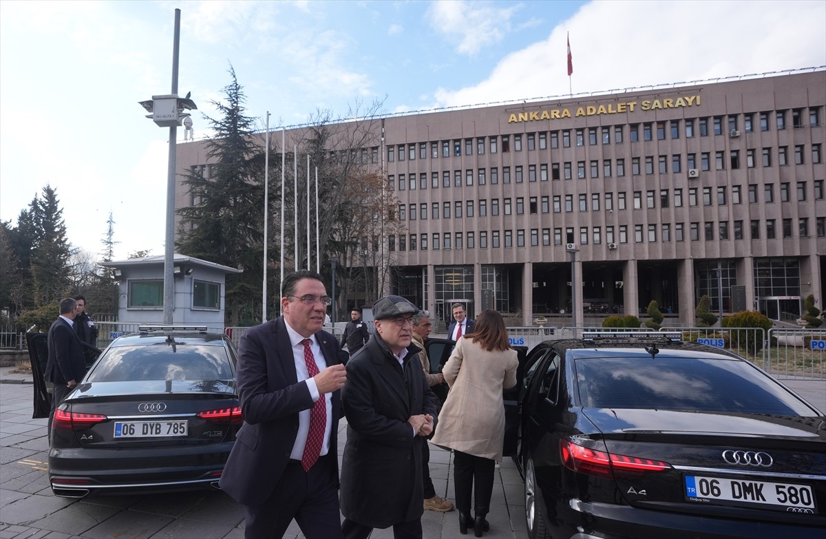 Bazı teğmenlerin disipline sevk edilmesini protesto etmek için emekli askerleri eylem yapmaya...
